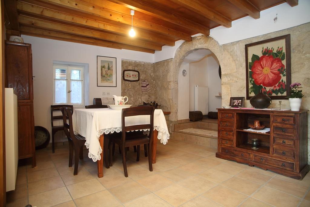 Menelia Cottage Platístoma Rum bild